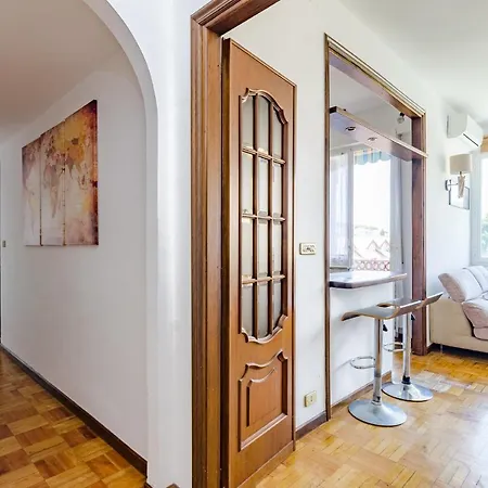 Altido Apt For 3, With Terrace, Near Beach In *