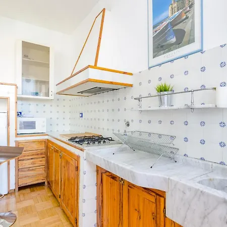 Altido Apt For 3, With Terrace, Near Beach In アパート カモーリ